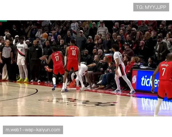 伊森关键抢断+暴扣 火箭锋线群展现防守韧性 伊森关键抢断+暴扣 火箭锋线群展现防守韧性