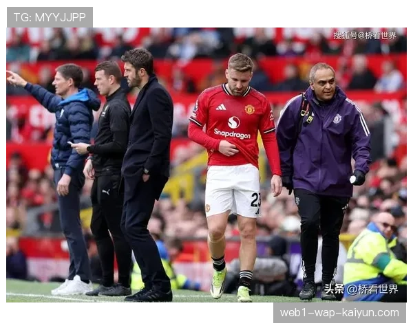 三中卫体系复兴观察:曼联水晶宫稳定控球阶段采用3-4-2-1